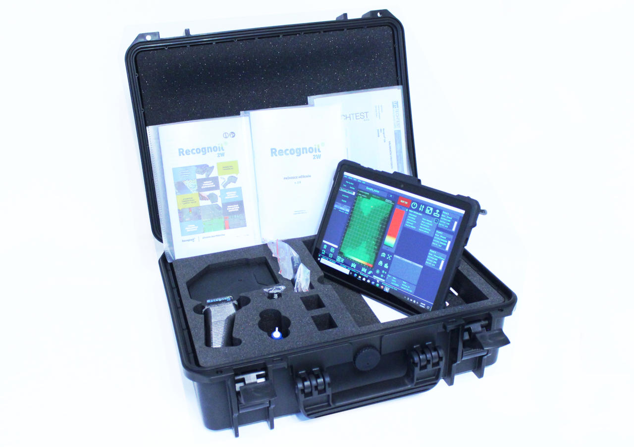 Complete package of the Recognoil 2W surface analyzer